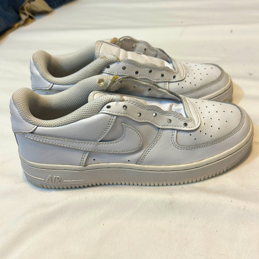 Air Force 1 w/out shoe strings color white